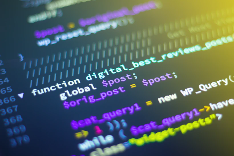 Redci programskog koda na tamnom zaslonu